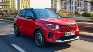 Une Citroen eC3 rouge qui circule dans un environnement urbain