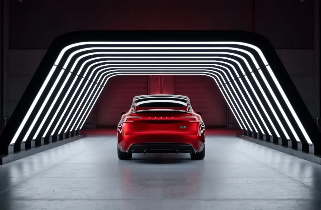 Une Tesla Model 3 dans un environnement futuriste