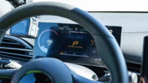 Tableau de bord d'un véhicule électrique durant une recharge sur une borne