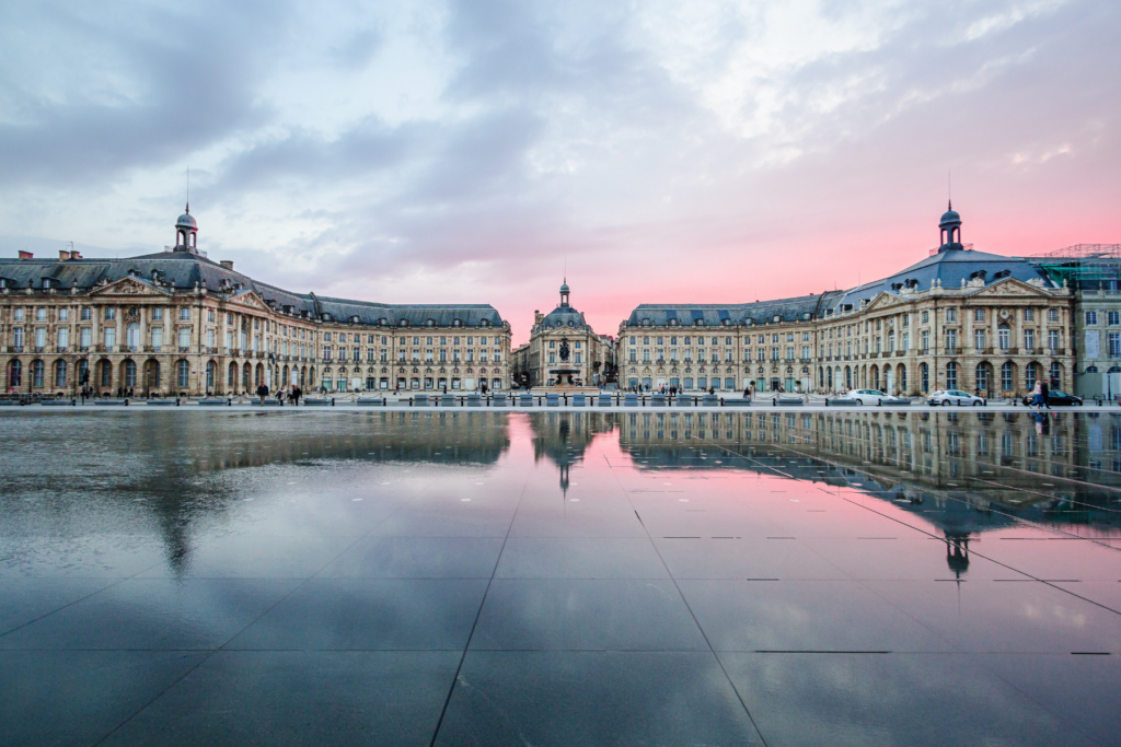 Une belle place bordelaise à la nuit tombée
