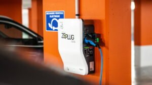 Une borne de recharge dans un parking d'un immeuble