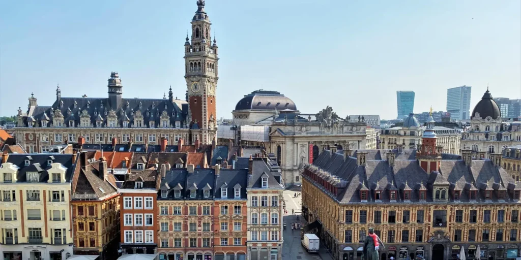 Vue de la ville de Lille sous un ciel dégagé