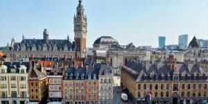 Vue de la ville de Lille sous un ciel dégagé