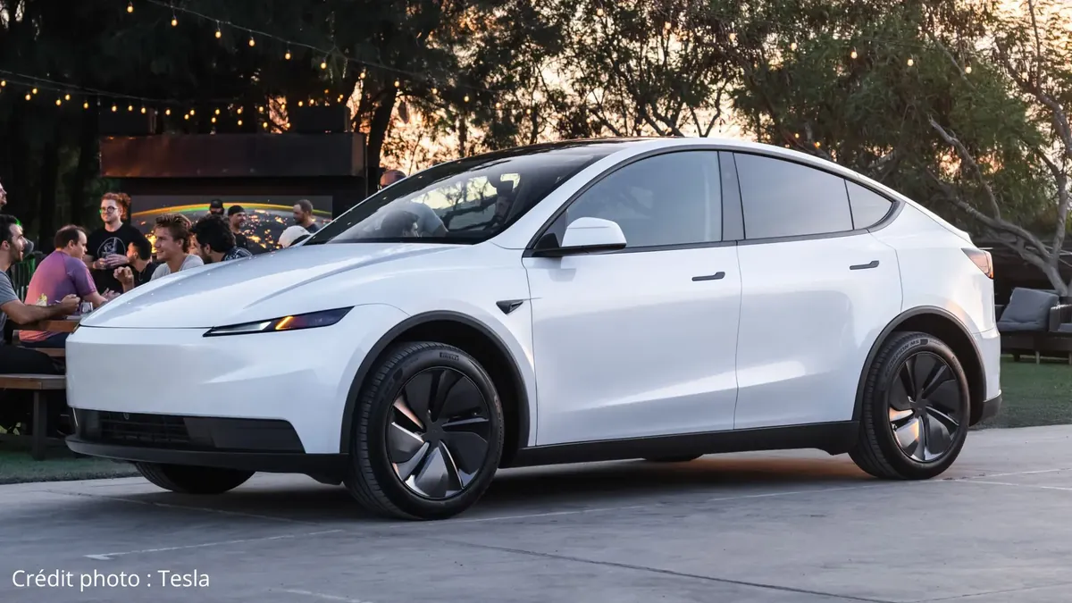 Tesla Model Y blanche, vue latérale de profil en extérieur