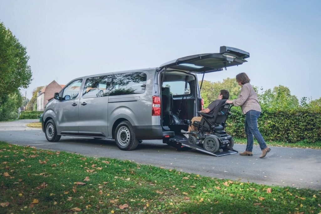 Un véhicule électrique de la marque Tesla adaptée pour les personnes à mobilité réduite