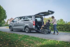 Un véhicule électrique de la marque Tesla adaptée pour les personnes à mobilité réduite