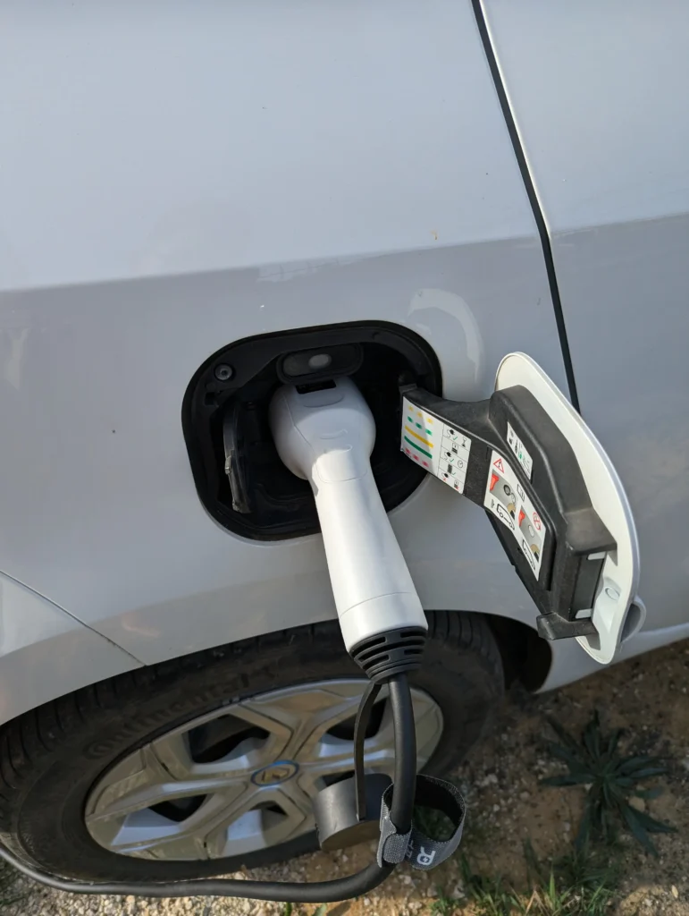 Chargeur portable Rheidon PC200-3K6 branché sur la prise Type 2 d’une voiture électrique